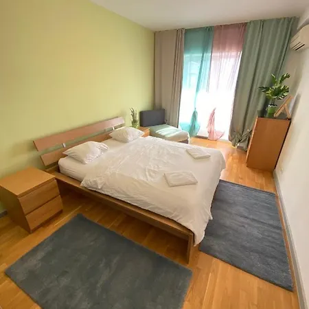 214 With Private Parking Apartment
